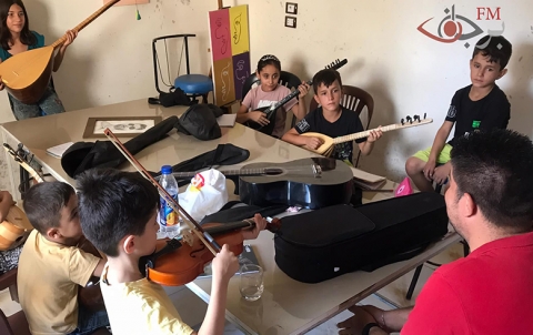 على أوتار القدماء.. جيلٌ جديدٌ في كوباني يلحن عزف بزق المستقبل 