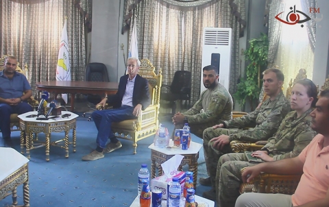 المستشار الأمريكي لوزارة الخارجية يقدم المعدات الطبية لمشفى كوباني العسكري