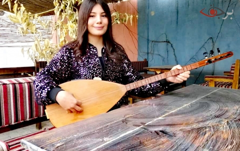 أستيرفان بوزان: الموسيقا بالنسبة إلي عالمٌ فضفاض وواسع لا نهاية له وما أنا إلا نقطةٌ من بحره..انطلاقتي بدأتْ مع إصراري بالاهتمام بموهبتي من كُوباني وصولاً لمدينة الحب 